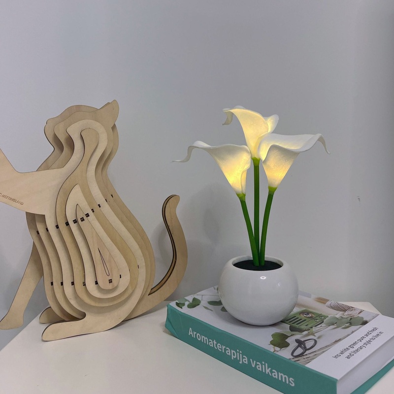White Elegant Calla Lily LED Table Lamp – Lifelike Potted Flower Accent Light for Bedside Home Decor